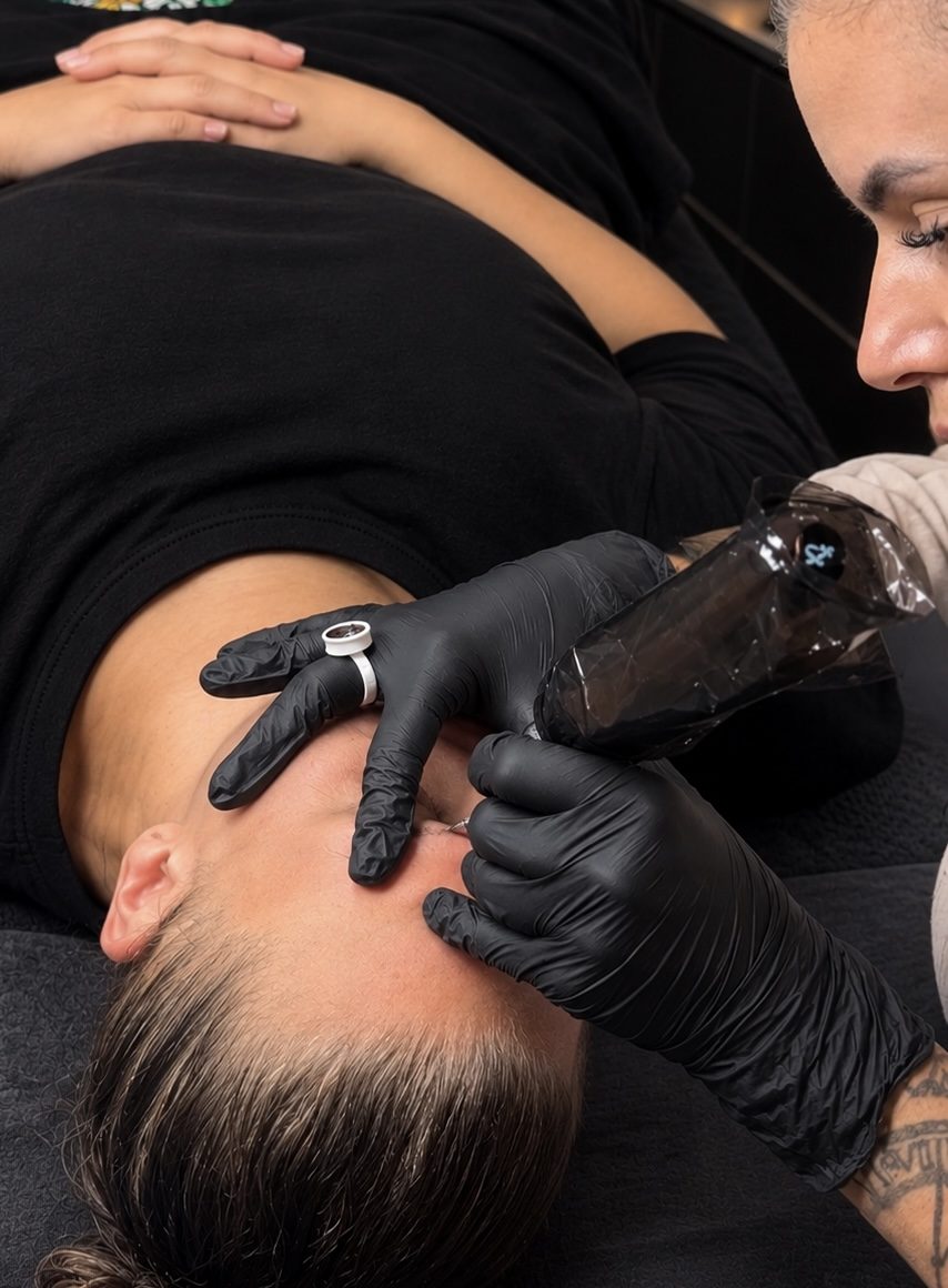 Shirley zet permanente make-up bij een klant op de behandelstoel